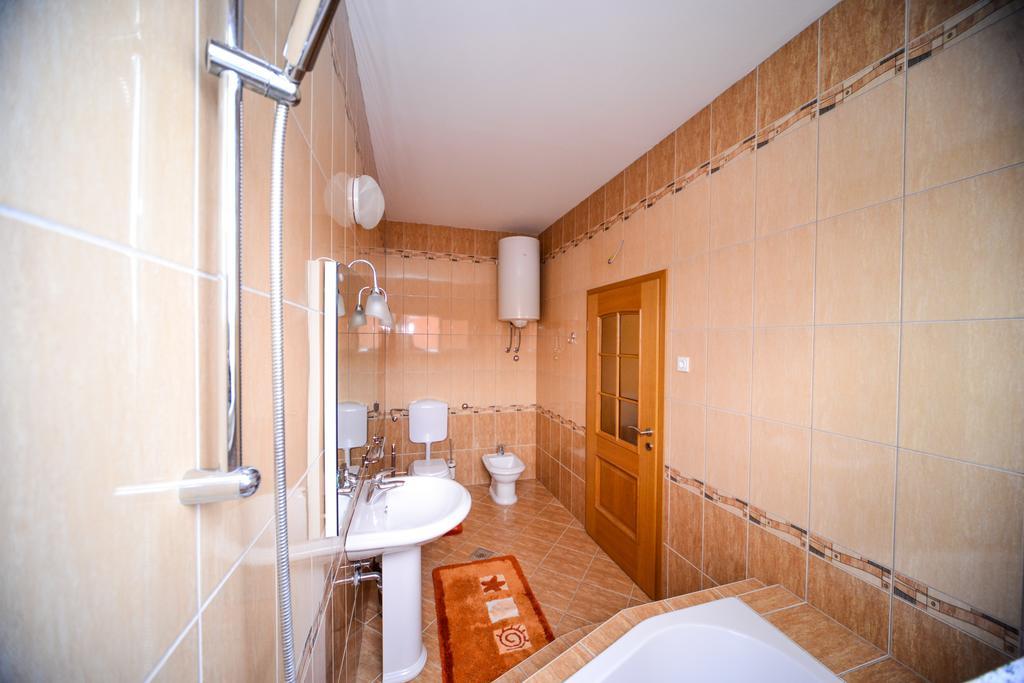 Apartments Dalmacija Starigrad Paklenica Quarto foto