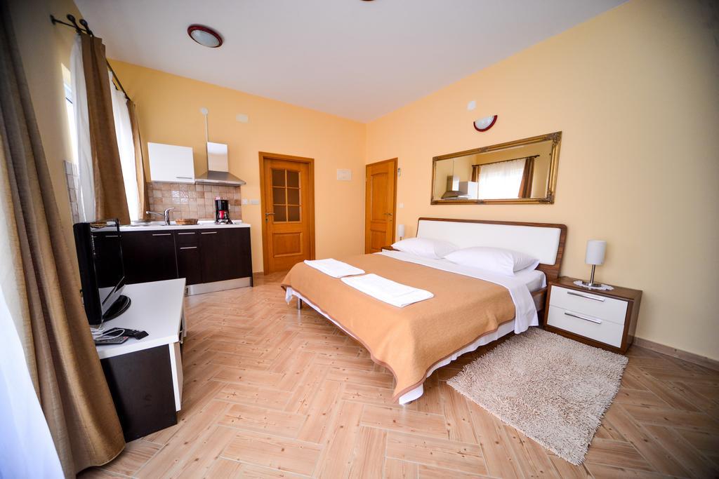 Apartments Dalmacija Starigrad Paklenica Quarto foto