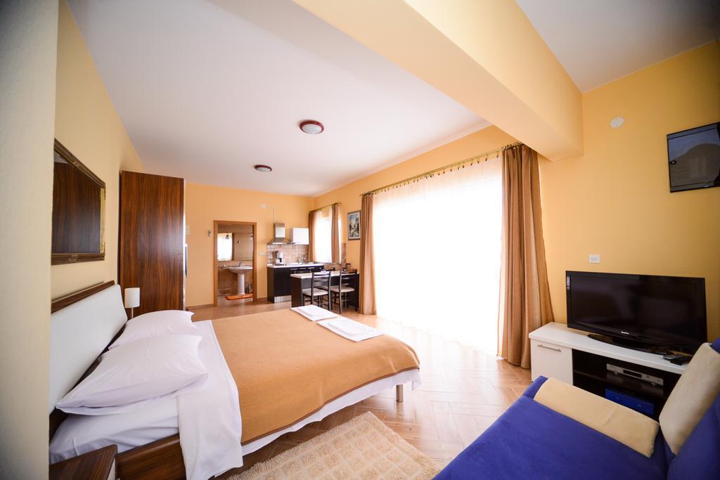 Apartments Dalmacija Starigrad Paklenica Quarto foto