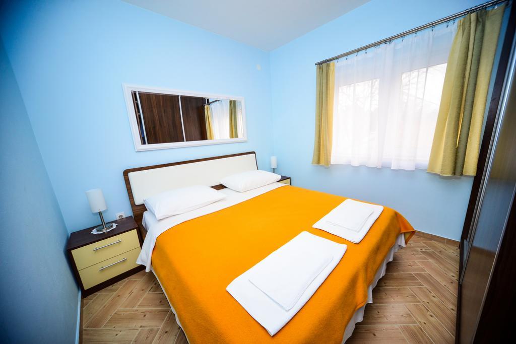 Apartments Dalmacija Starigrad Paklenica Quarto foto