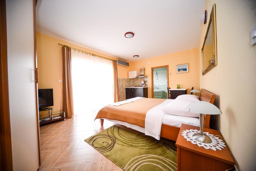 Apartments Dalmacija Starigrad Paklenica Quarto foto