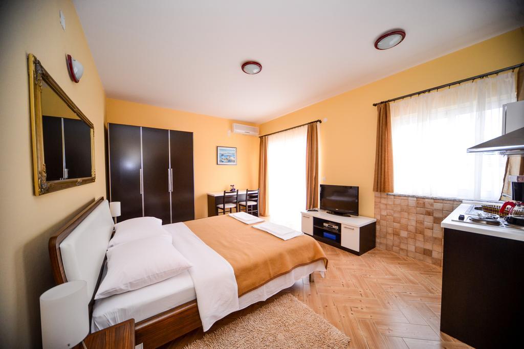 Apartments Dalmacija Starigrad Paklenica Quarto foto