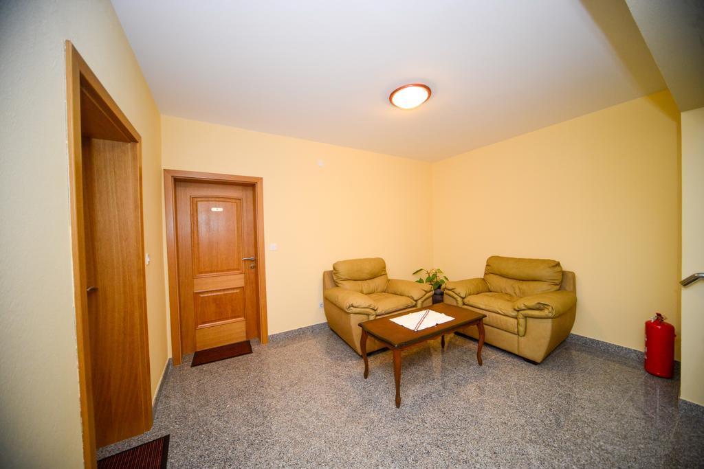Apartments Dalmacija Starigrad Paklenica Exterior foto